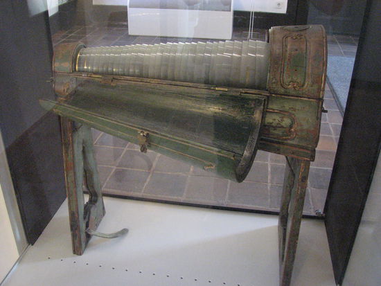 ein Klangerzeuger aus verschieden großen Kegelstümpfen