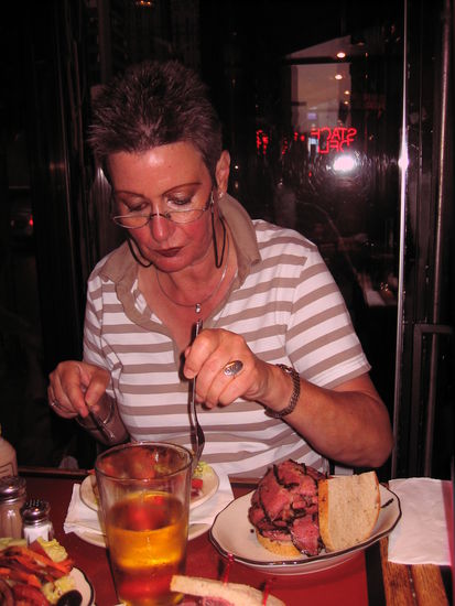 Eine Scheibe Weißbrot - darauf ca. 10 cm pastrami bzw. corned beef - und zum Abschluß noch eine Scheibe Weißbrot. Wer kann dann wann ein ganzes Sandwich essen?!