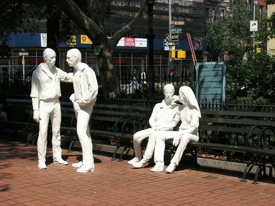 Figurengruppe im winzigen Park