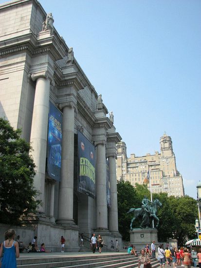 ebenerdiger Haupteingang des Museums