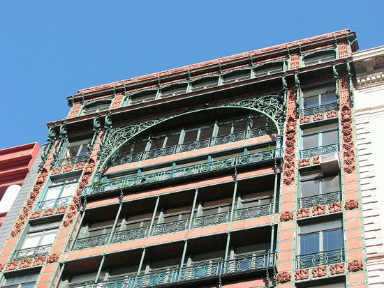 Detail der Terrakotta-Fliesen und der Stahlfassade