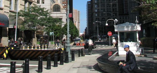 Strassensperre im Zentrum (auf und ab fahrbar) - Kontrollen mit fahrbaren Spiegeln