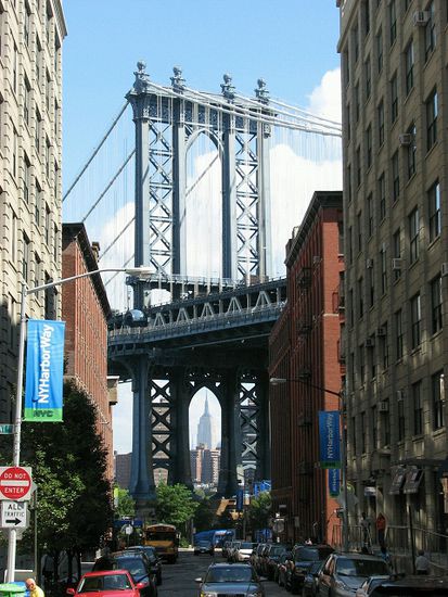 Blick durch die Manhattan Bridge auf Empire State Building