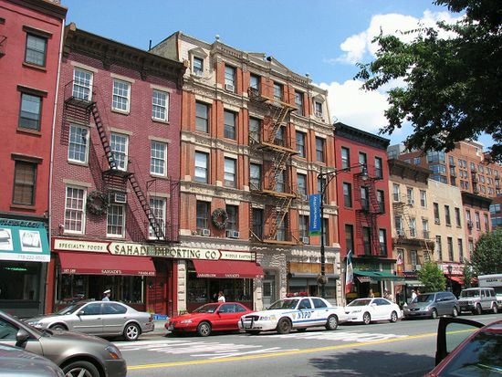 zurück im lebendigen Geschäftsviertel von Brooklyn