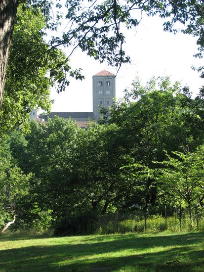 Blick auf den nachgebauten Turm von St Michel de Cuxa
