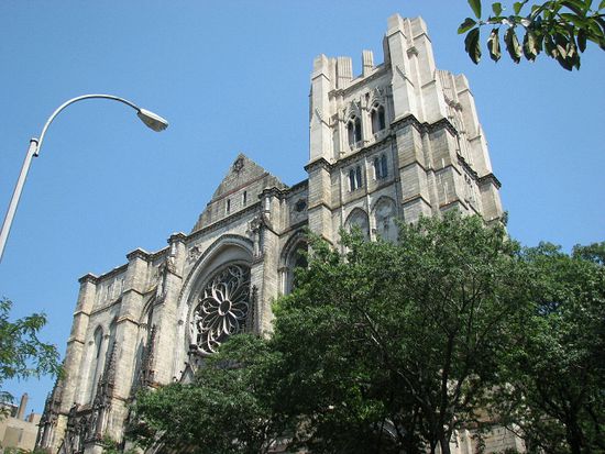 Kathedrale von New York in einem vornehmen Wohnviertel