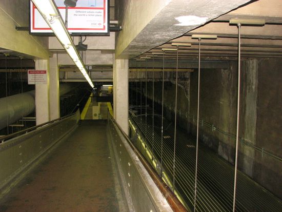 der Zugang zu den Bahnsteigen - etwas düster und verlassen
