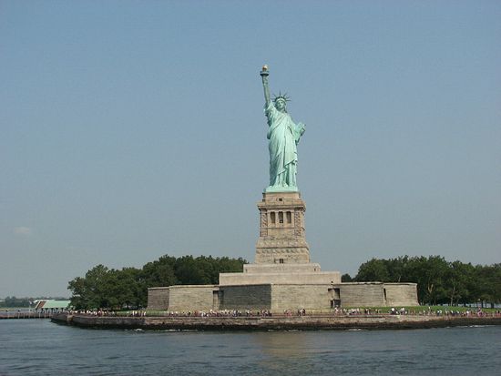 und legen auf Liberty Island an