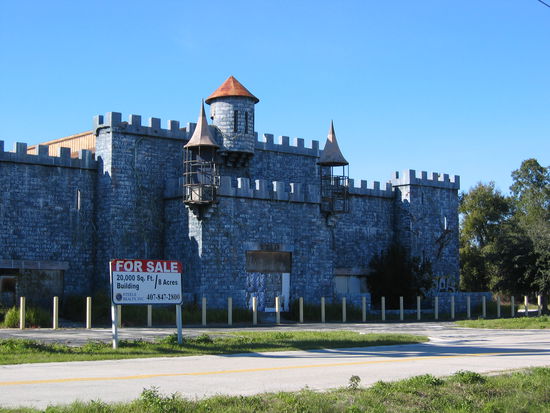 Natürlich ist nur die Fassade burgähnlich - dahinter darf man nicht schauen