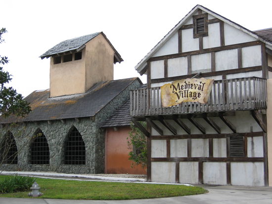 So stellen sich die Amerikaner ein mittelalterliches Dorf vor!