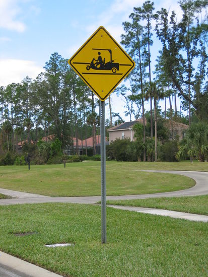 wer hat denn nun Vorfahrt? - der Golfcart oder der Strassenverkehr