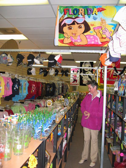 Ulrike amüsiert sich bei der Betrachtung des Warenangebotes