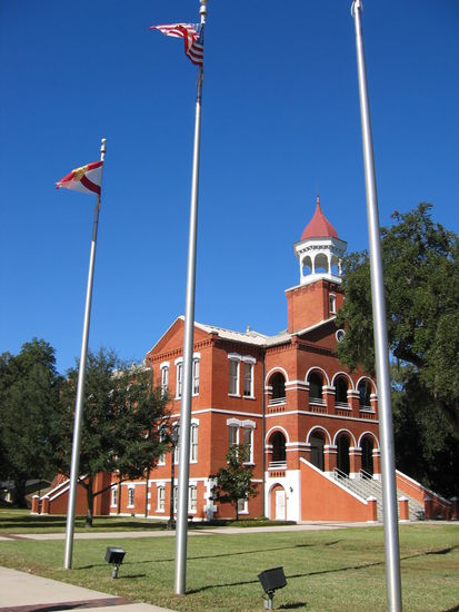 altes Gerichtsgebäude - mit historischem Gerichtssaal 
man wird wirklich an die alten amerikanischen Gerichtsfilme erinnert: Geschworene links, Richter zwischen zwei Flaggen, darunter (erniedrigt) der Zeugenstand und der Protokollantenplatz