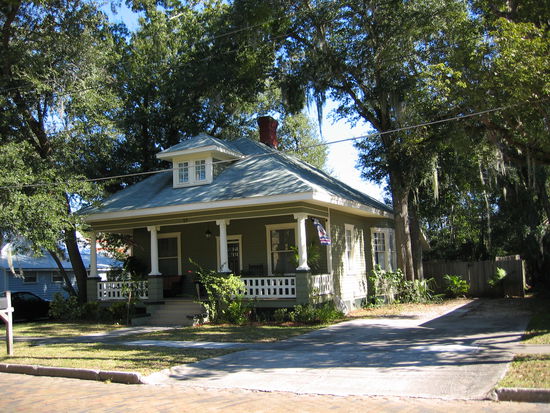 auch die kleineneren Häuser haben Säuleneingänge