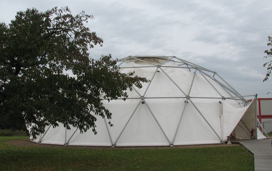 ehemalige Ausstellungshalle eines Autohändlers - kuppelförmige Zeltkonstruktion des amerikanischen Architektur-Visionärs Richard Buckminster Fuller