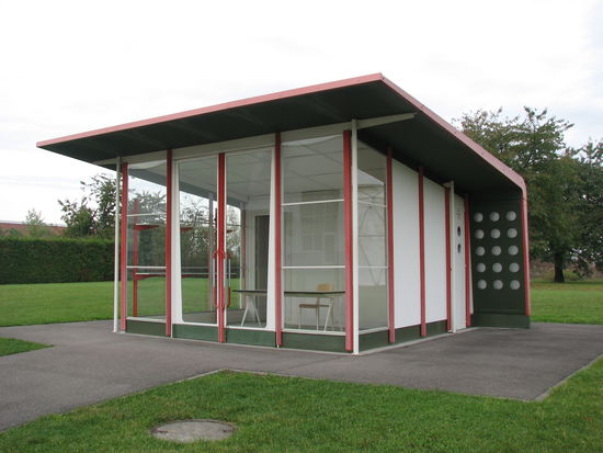 demontierbares Tankstellen-Häuschen des französischen Konstrukteurs Jean Prouvé