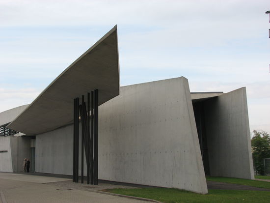Die Firestation der Londoner Architektin Zaha Hadid gehört zu den Höhepunkten der Führung. Das erste realisierte Werk der heute auf der ganzen Welt mit prestigeträchtigen Großaufträgen betrauten Meisterin zählt längst zu den Ikonen der dekonstruktivistischen Architektur.