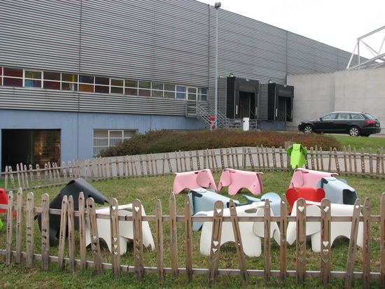 Vor dem Musterbüro stehen die Kindersitzmöbel-Elefanten