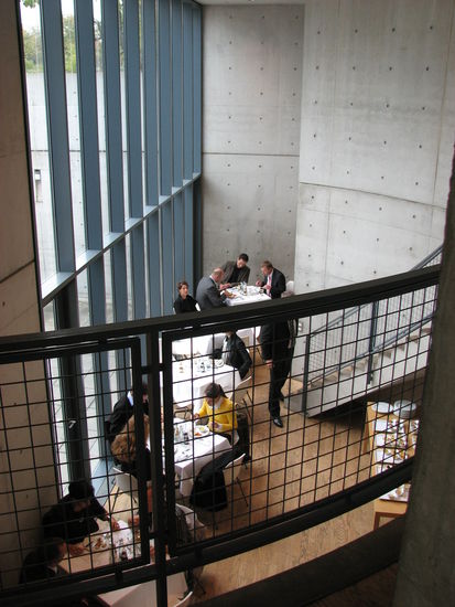 Cafeteria mit Blick in den Innenhof