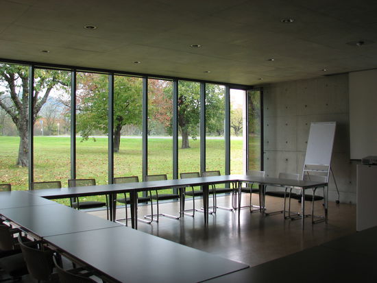 Konferenzraum mit Blick auf die Kirschbäume