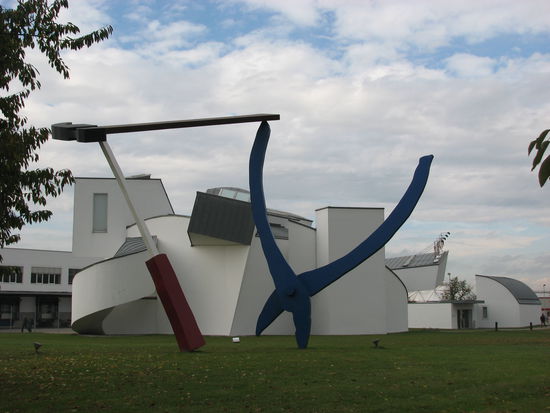 Skulptur vor dem Museum