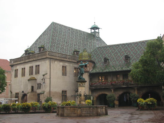Das Koifhus, Handels- und Wirtschaftszentrum von Colmar, wurde 1480 vollendet. Es ist das älteste öffentliche Gebäude des Stadt.