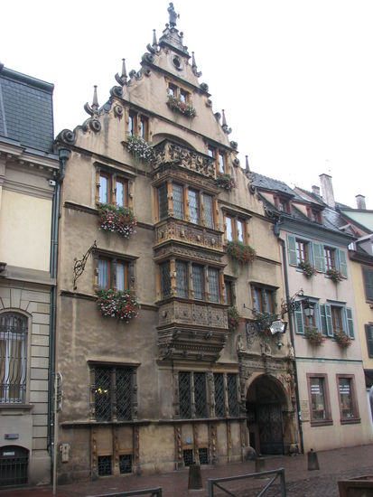 Das "Maison des Têtes" (1609), das seinen Namen den 111 grotesken Köpfen und Masken verdankt, die seine Fassade zieren, erinnert an das "Goldene Zeitalter" der Händler