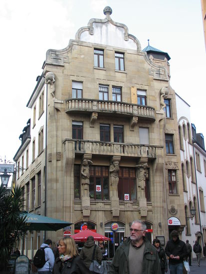 interessante Fassade mir Karyatiden