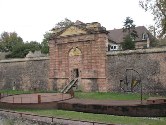 porte de Belfort - im Vordergrund ein altes Rheinschiff