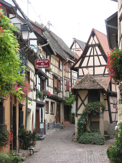 der rempart - ein komplett erhaltener innerer Ring durch das Bilderbuchdorf