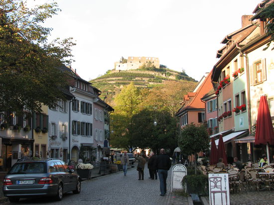 Das Wahrzeichen der Stadt ist der rebenbewachsenen Schlossberg. Ihn bekrönt die Burgruine der Herren von Staufen
