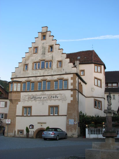 stolze Staffelgiebelhäuser, von denen das prächtigste Beispiel das "Gasthaus zur Stube" ist