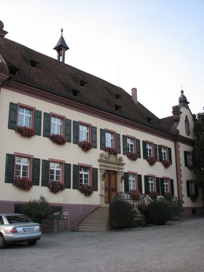 Inzwischen wurde in dem mit Voluten, Giebeln und einer Freitreppe verzierten Schloß-Bau das Rathaus der Gemeinde eingerichtet