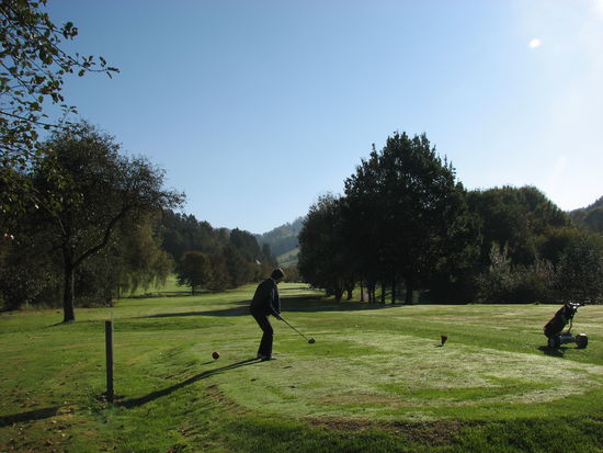 noch Rauhreif auf dem Abschlag