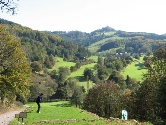 an diesem Par3-Loch liegt links neben dem Grün ein alter Bauernhof, dessen Dach wohl gerne getroffen wird. Ein Dachziegel kostet 25 €!!