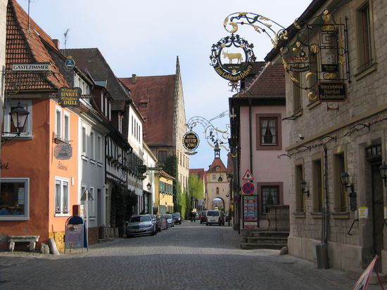 der nächste Stufengiebel links gehört zum Schloss Sommerhausen