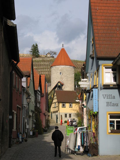 die Rathausgasse führt von der Hauptstrasse zum Roten Turm in Richtung Weinberge