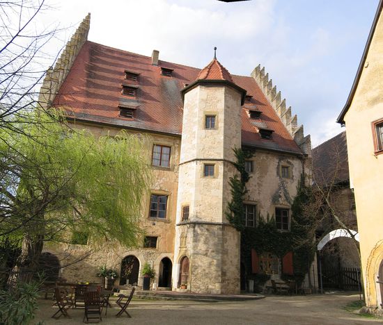 im Innenhof des Schlosses