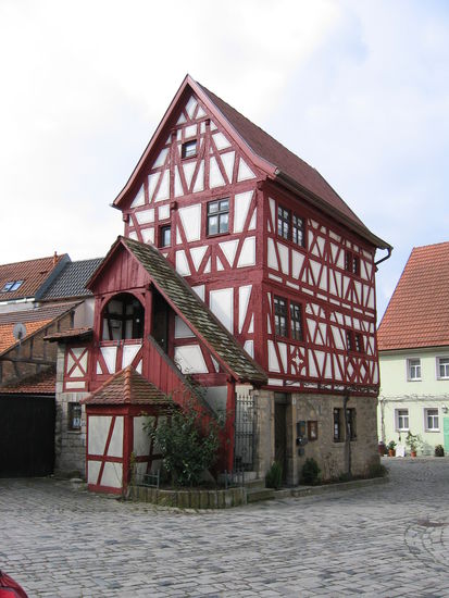 Am Plan im Dorfinneren kann man - wenn es für mehrere Personen reichen soll - in diesem Haus auch eine Ferienwohnung mieten.