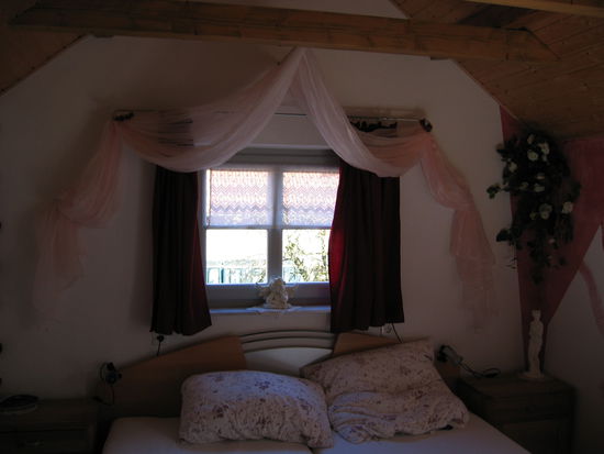 und im Obergeschoß Schlafzimmer und Bad