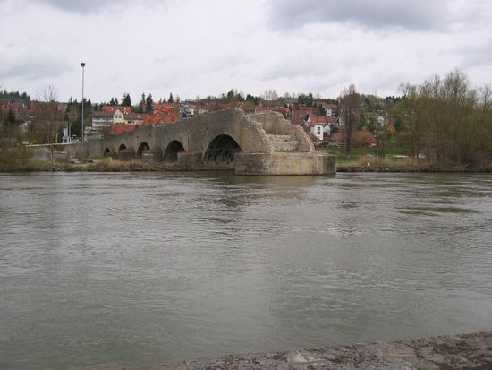 alte Mainbrücke - nur noch eine Hälfte steht