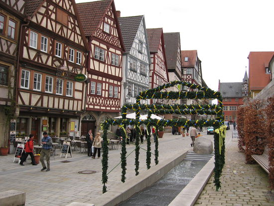 Hauptstrasse mit Blick auf das Neue Rathaus - Osterschmuck über dem Wasserbrunnen