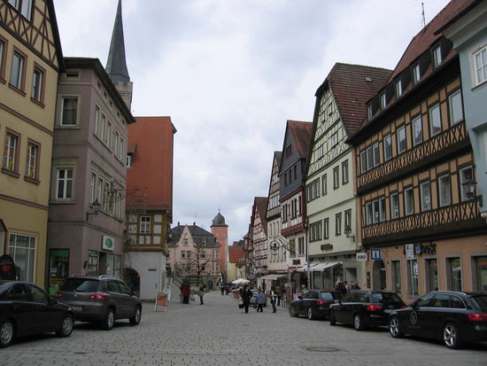 Hauptstrasse mit Blick auf den imposanten Klingentorturm, einst Gefängnis - heute Jugendherberge.