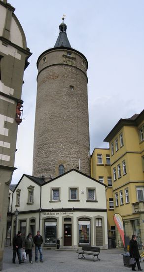 Der Marktturm ist 39 m hoch und ist vom Marktplatz nur über eine Panoramaaufnahme in Gänze zu erfassen