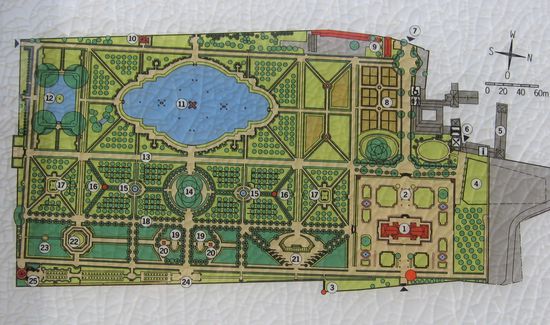 Plan des Gartens mit zahlreichen Alleen, Lauben, Skulpturen und einem großen See