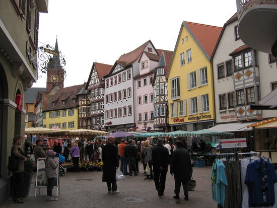 wir haben Glück und können das Flair des Altfränkischen noch am Markttag genießen