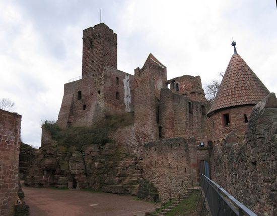 In der Anlage ist eine Open-Air-Bühne eingerichtet und ein Schloßrestaurant