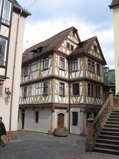 und weitere Fachwerkhäuser betrachten.