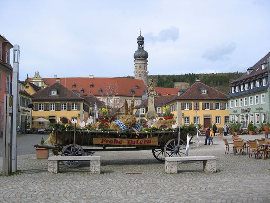 Das Schloß Weikerheim erreicht man über den Marktplatz des Ortes, der nun österlich geschmückt ist.