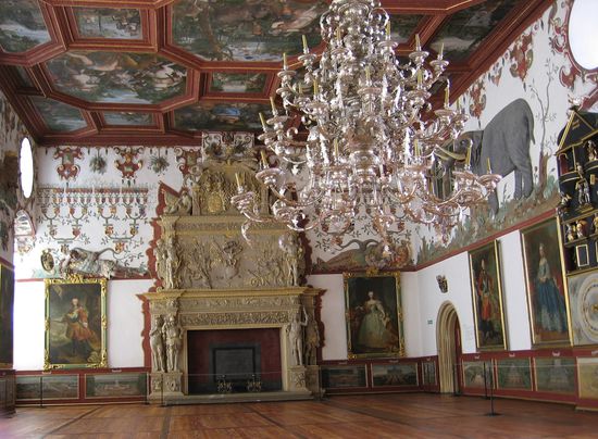 Rittersaal mit kunstvoller Kassettendecke 
Jagdszenen und lebensgroße Tierplastiken spiegeln den Glanz der Festsäle jener Zeit wider.